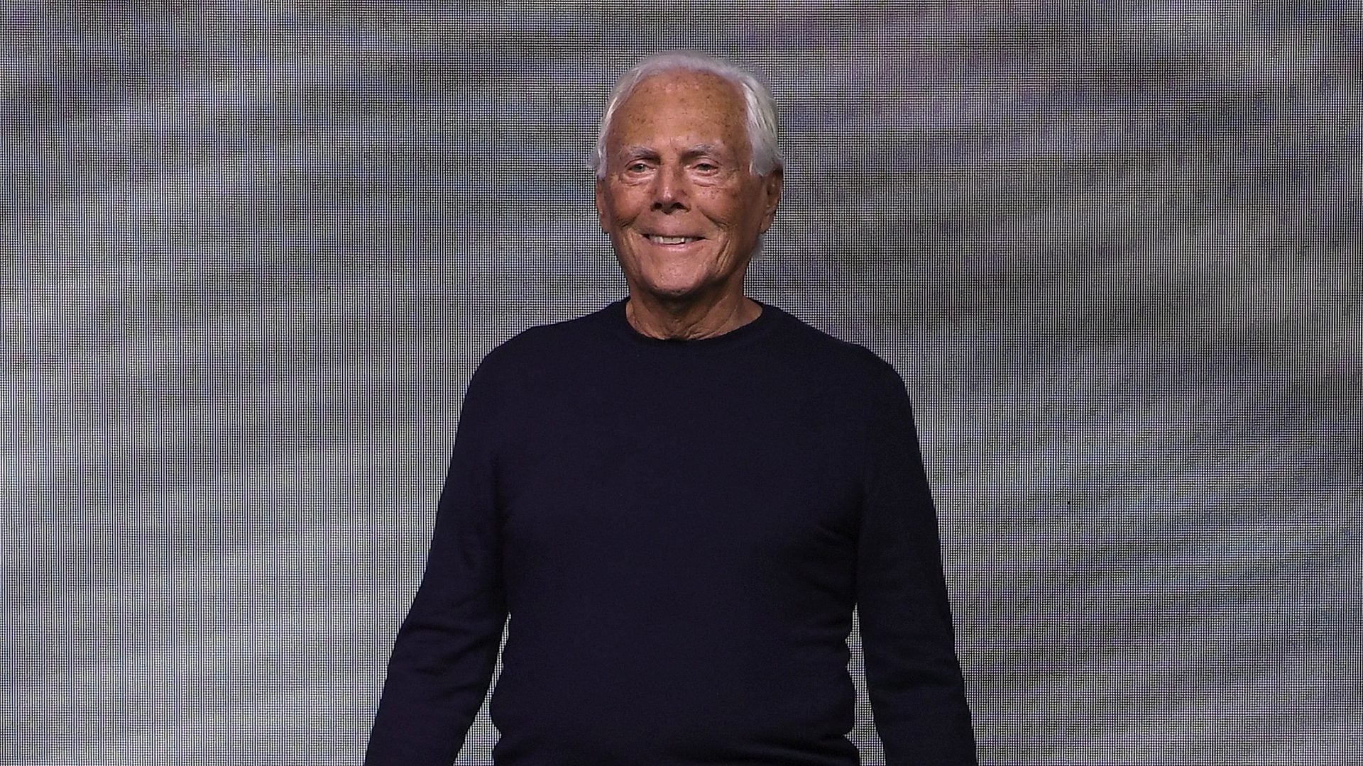 Come sta Giorgio Armani: assente per la prima volta a una sfilata perché in convalescenza