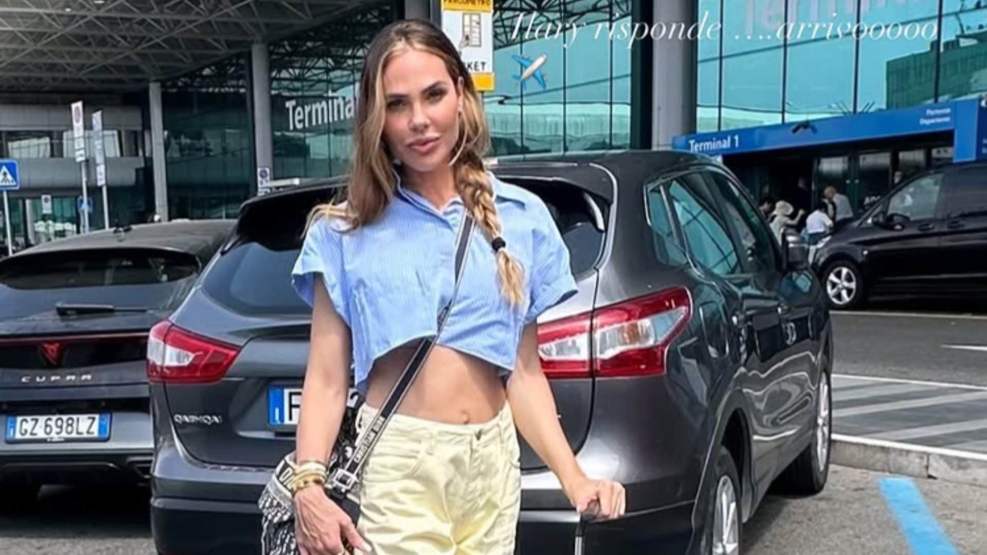 Ilary Blasi in partenza per la Puglia: si prepara a Battiti Live con camicia crop e borsa griffata