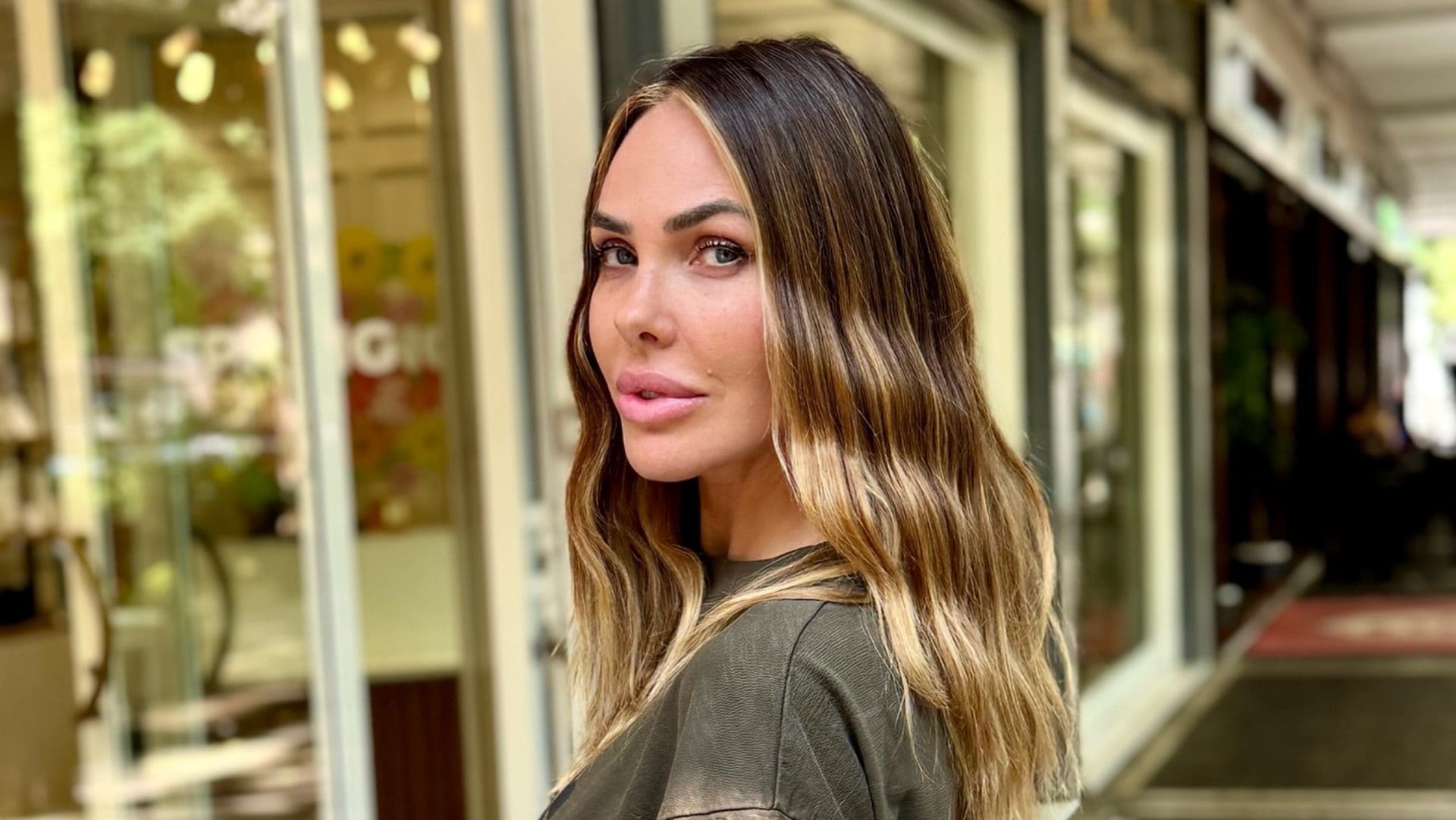 Ilary Blasi cambia look: per l'estate 2025 sceglie un "tocco di biondo"