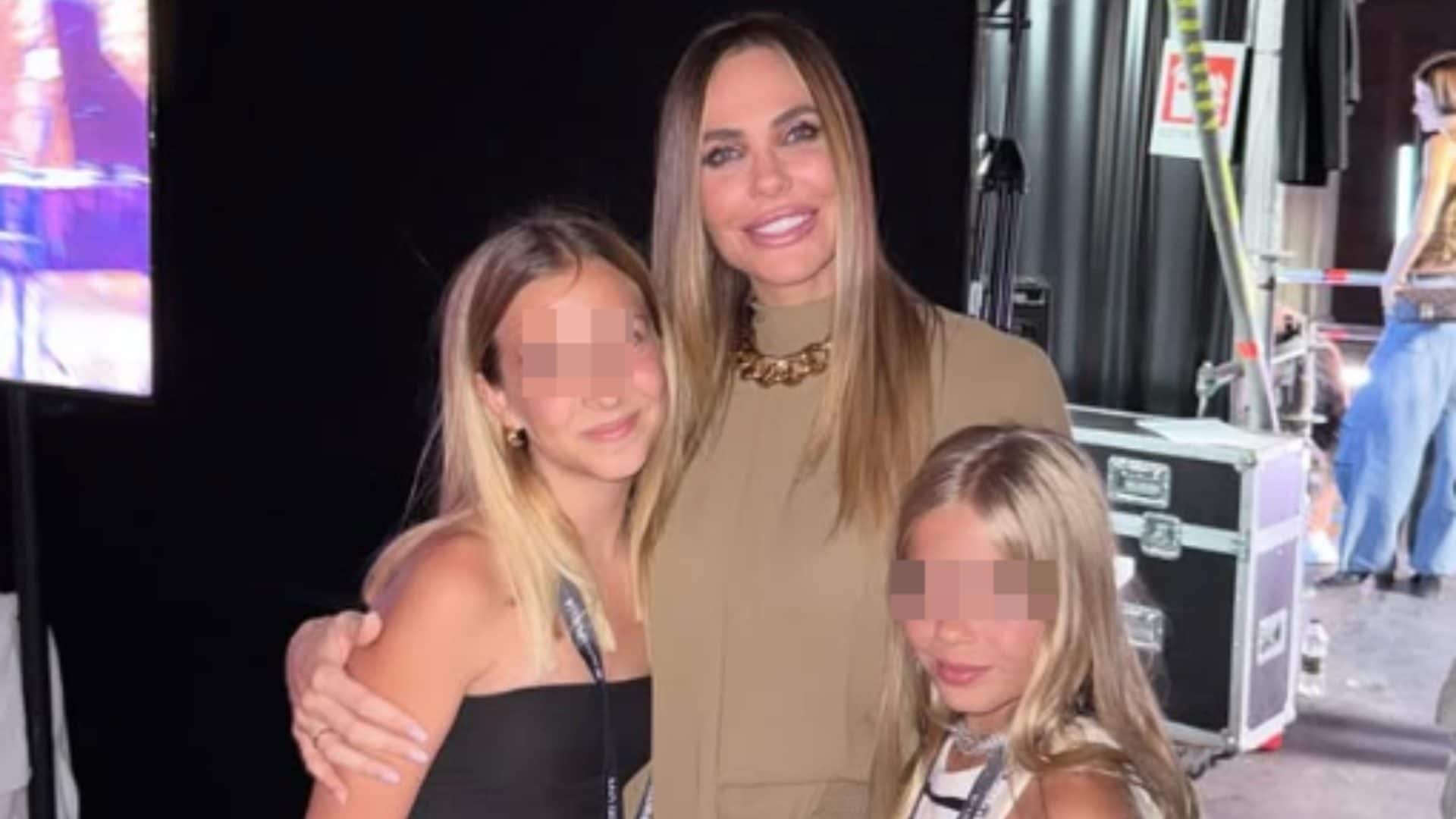 Isabel Totti a Battiti Live con mamma Ilary Blasi: nel backstage è trendy col tubino a righe