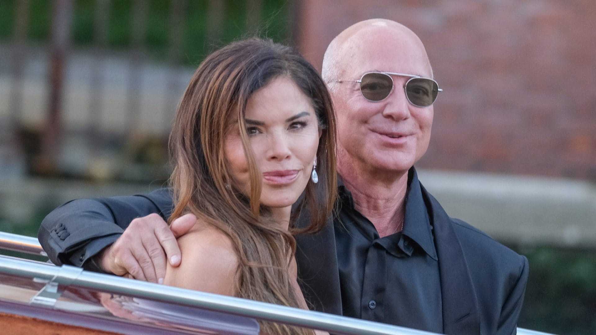 Cosa hanno regalato agli ospiti del party Dolce Notte Jeff Bezos e Lauren Sanchez