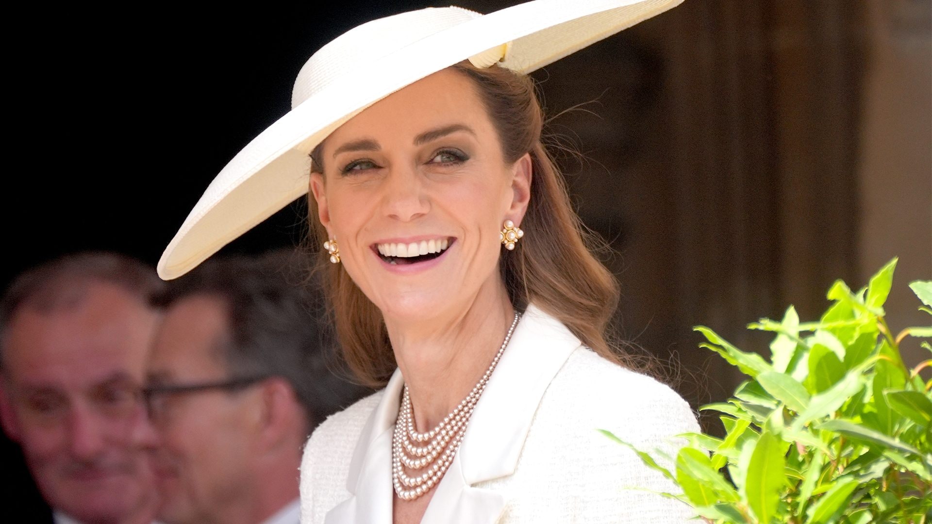 Kate Middleton in total white e coi gioielli di perle è il ritratto dell'eleganza