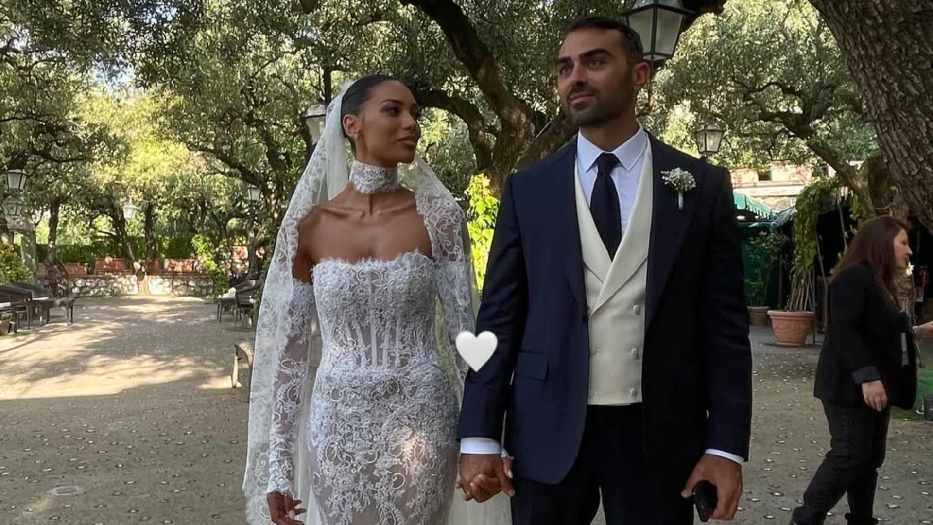 Il matrimonio di Federica Calemme e Gianmaria Antinolfi: chi ha firmato l'abito da sposa in pizzo