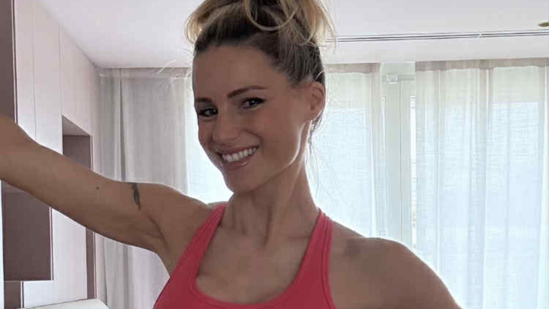 Il look da palestra di Michelle Hunziker: mostra gli addominali col completo fucsia fluo