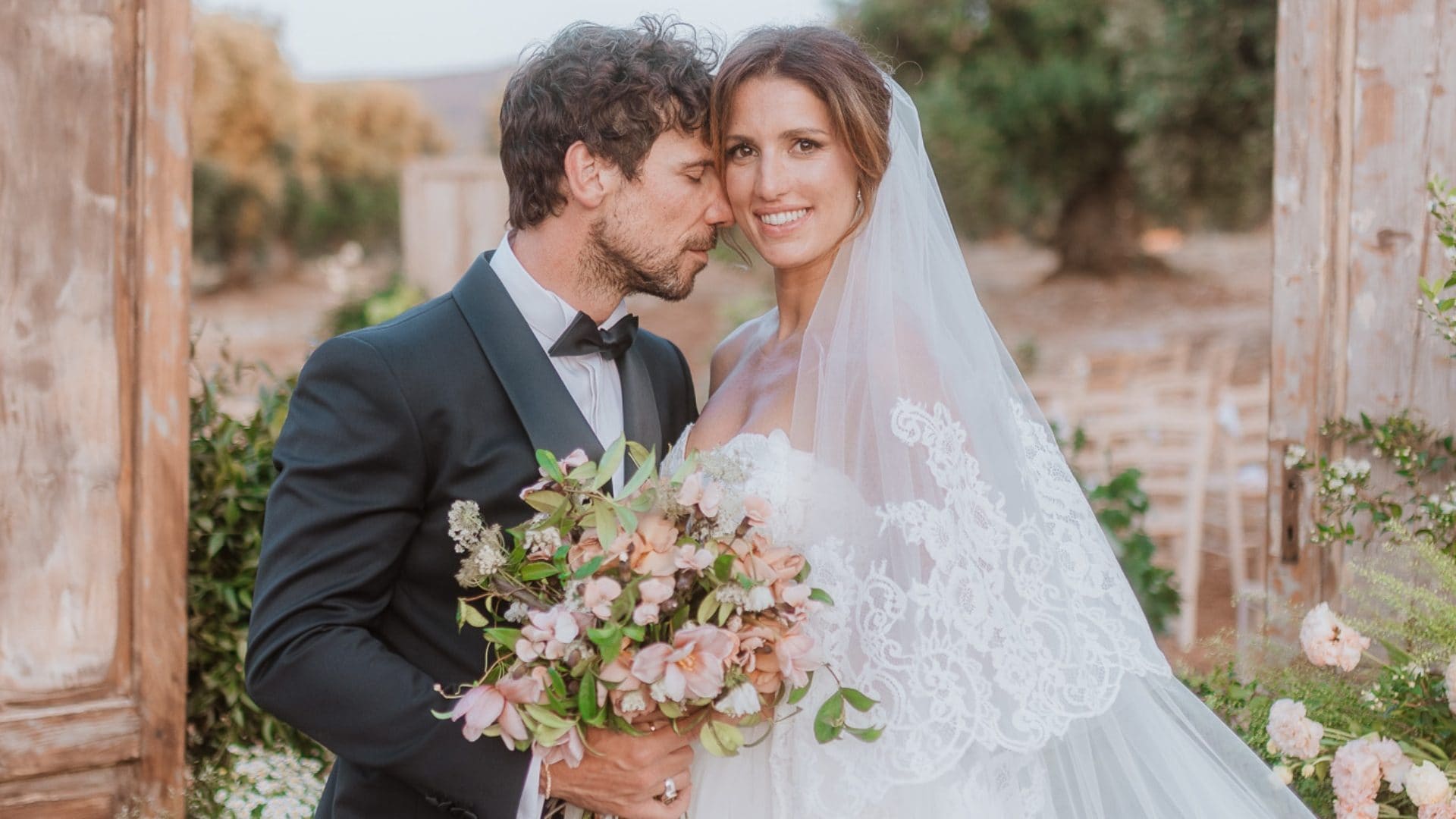 Il matrimonio di Francesco Montanari e Federica Sorino: chi ha firmato i due abiti bianchi della sposa