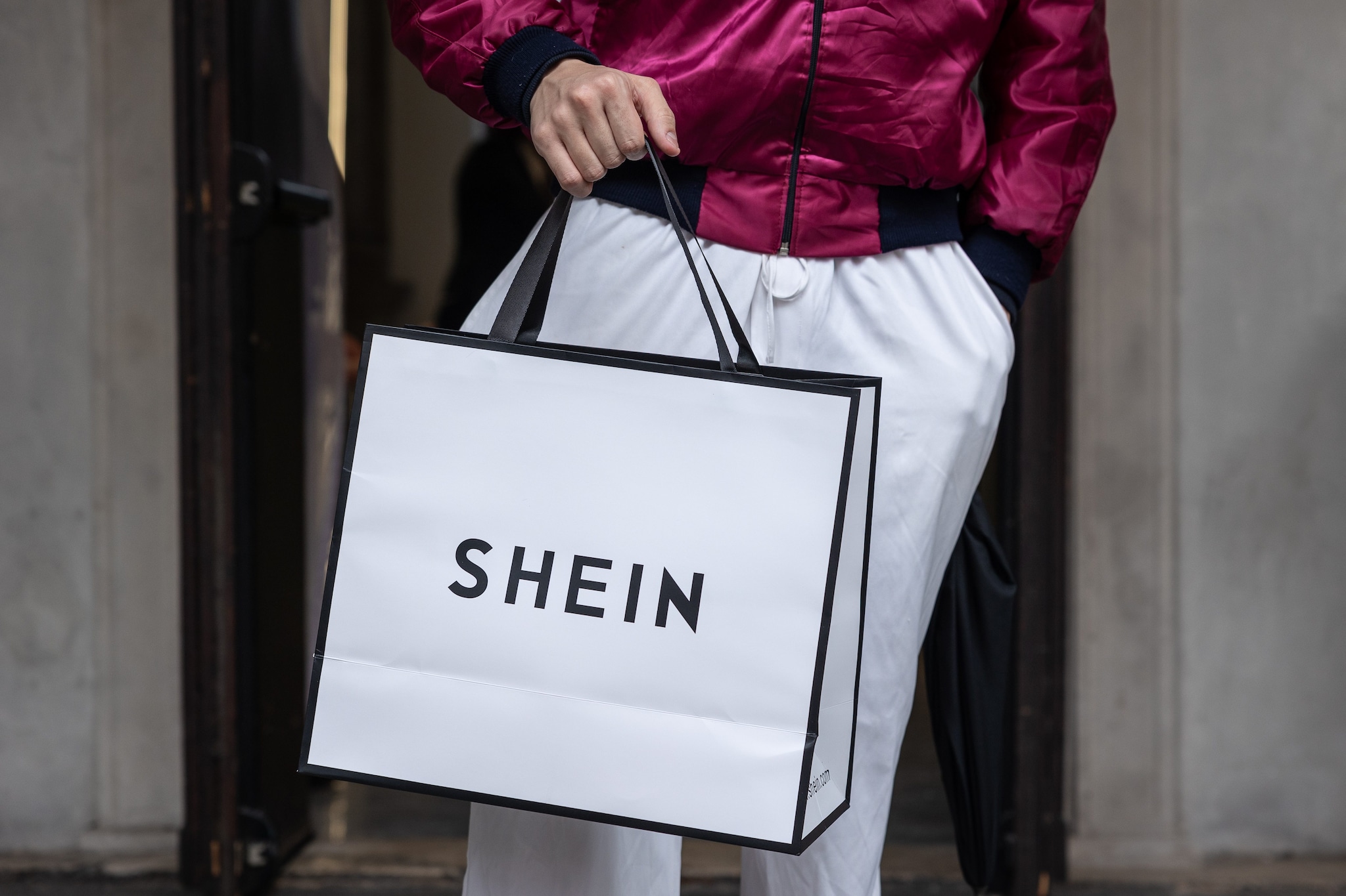 Approvato il disegno di legge contro il fast fashion: sanzioni agli influencer che pubblicizzano Shein