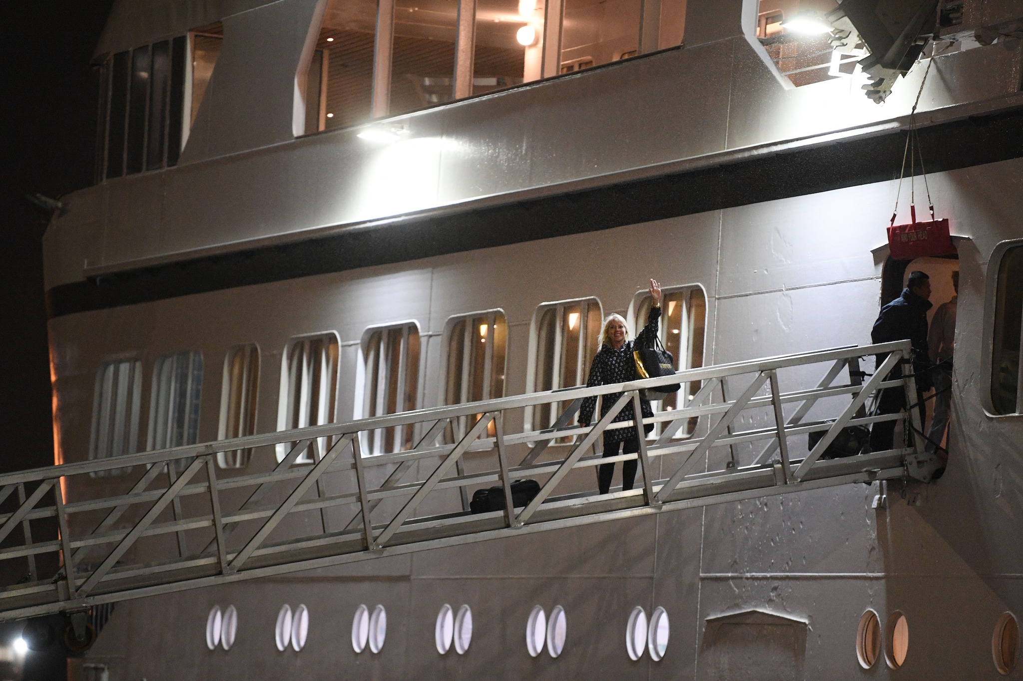 Passeggero della Odyssey sale a bordo della nave