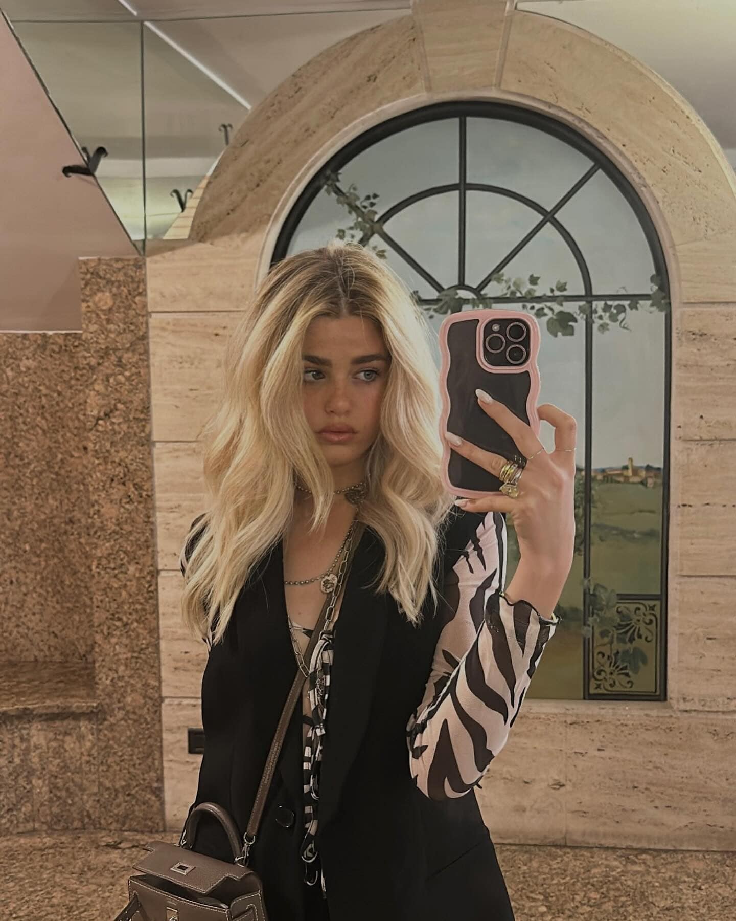 Caroline con la Kelly bag di Hermès