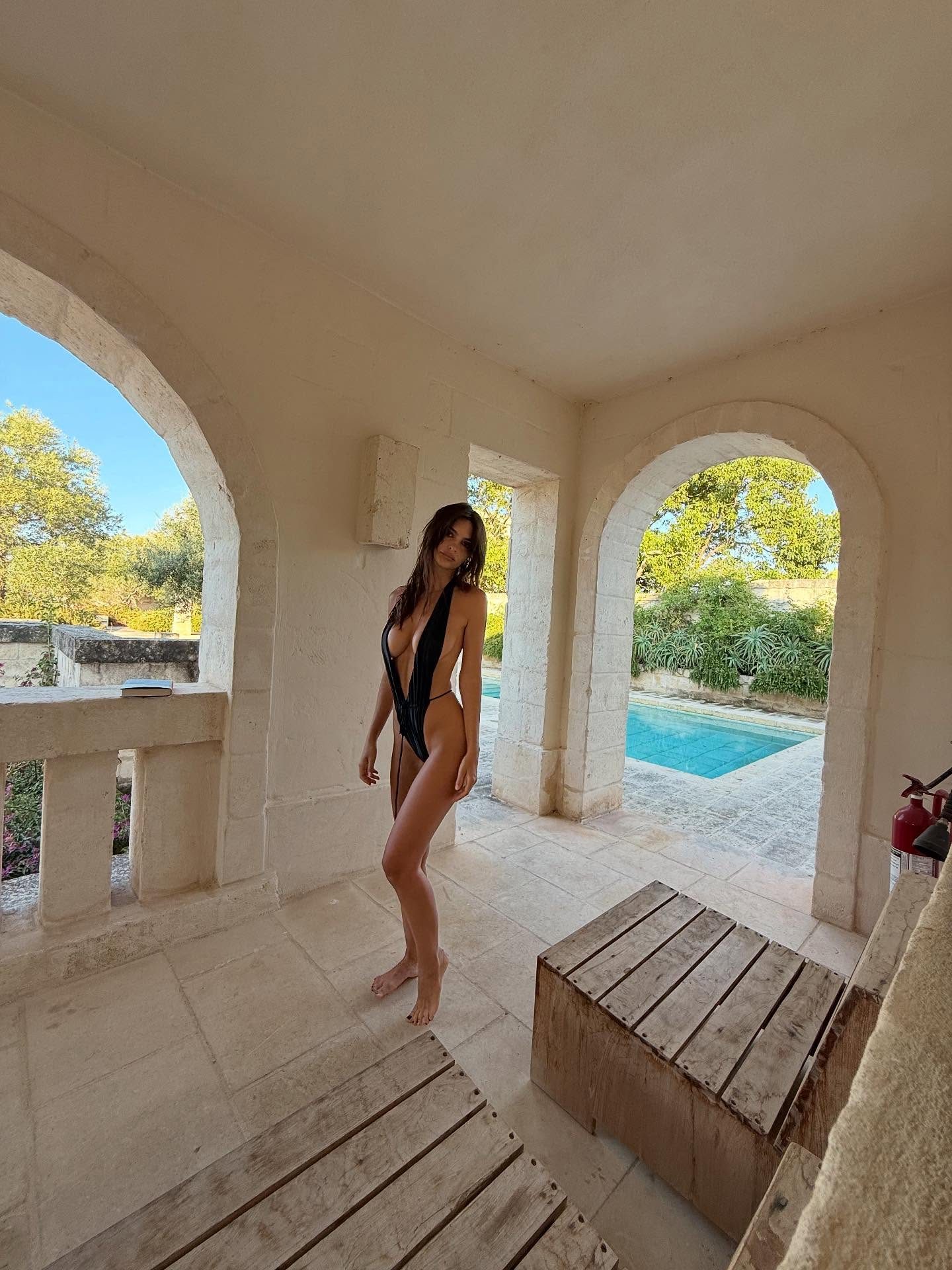 Emily Ratajkowski a Borgo Egnazia