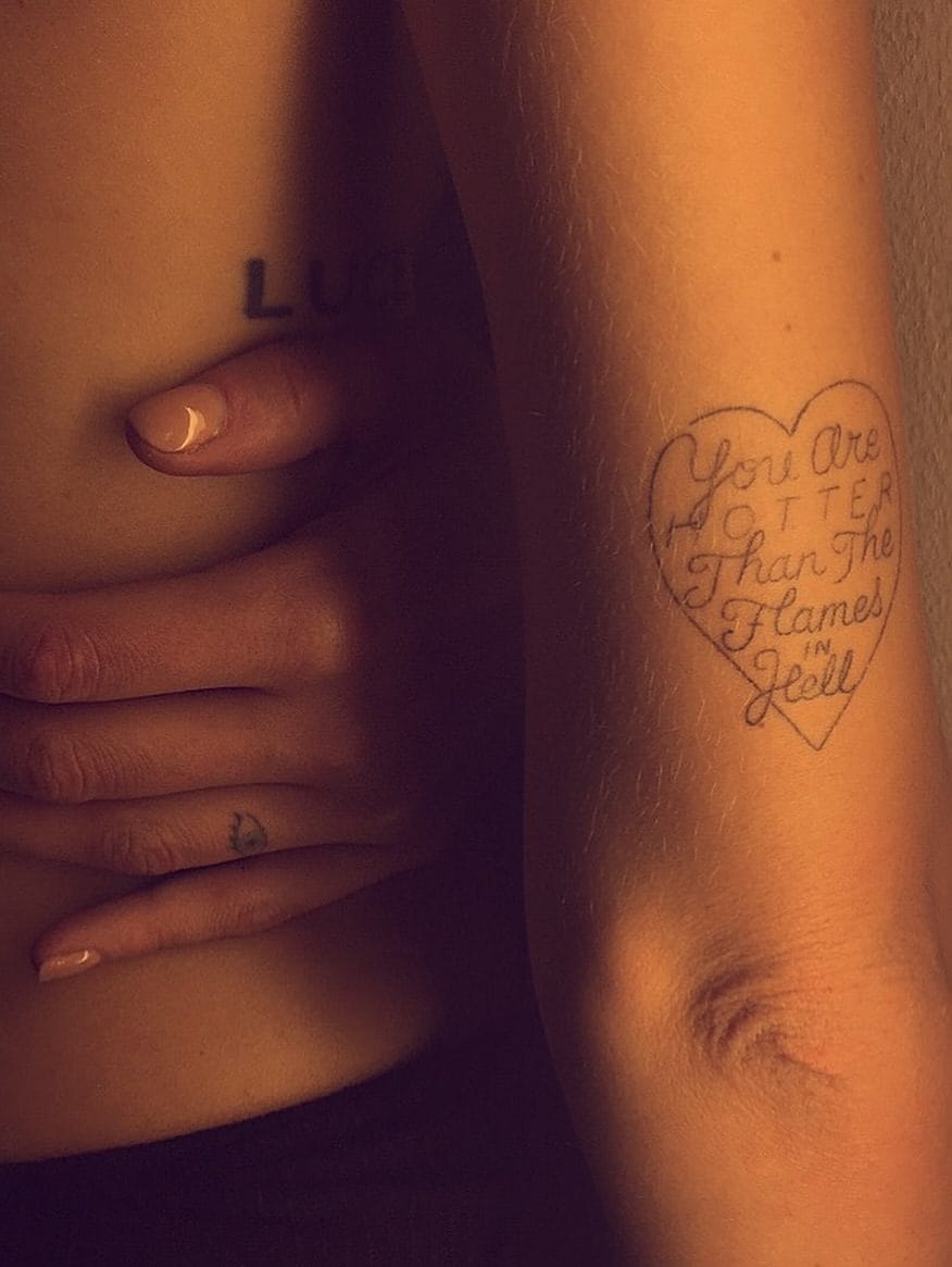 Il tatuaggio dietro al braccio