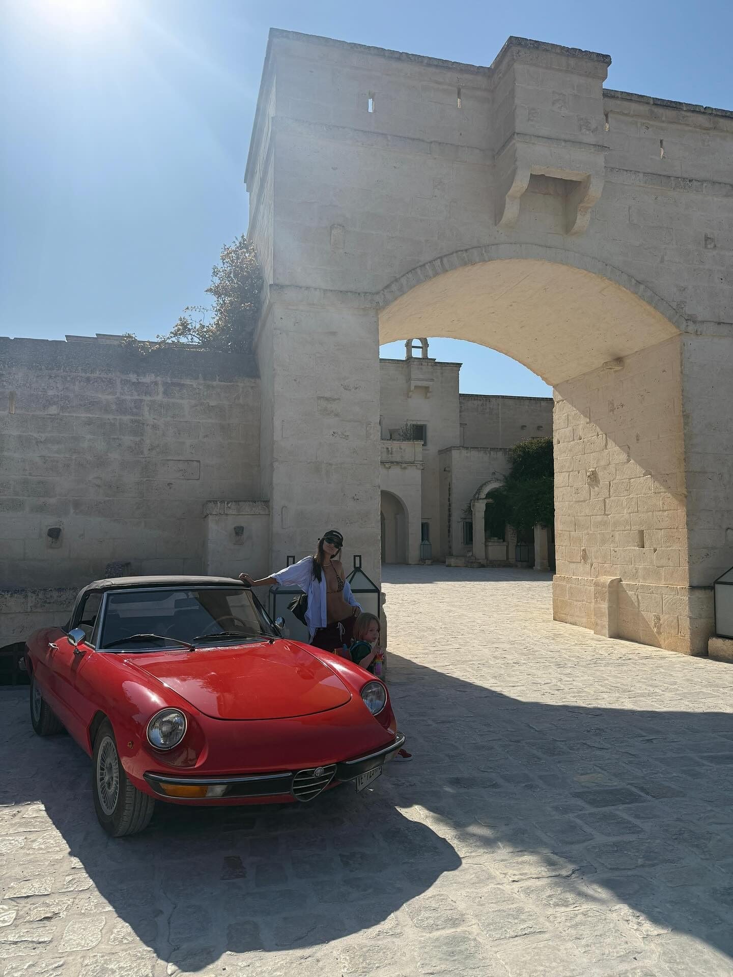 Emily Ratajkowski a Borgo Egnazia