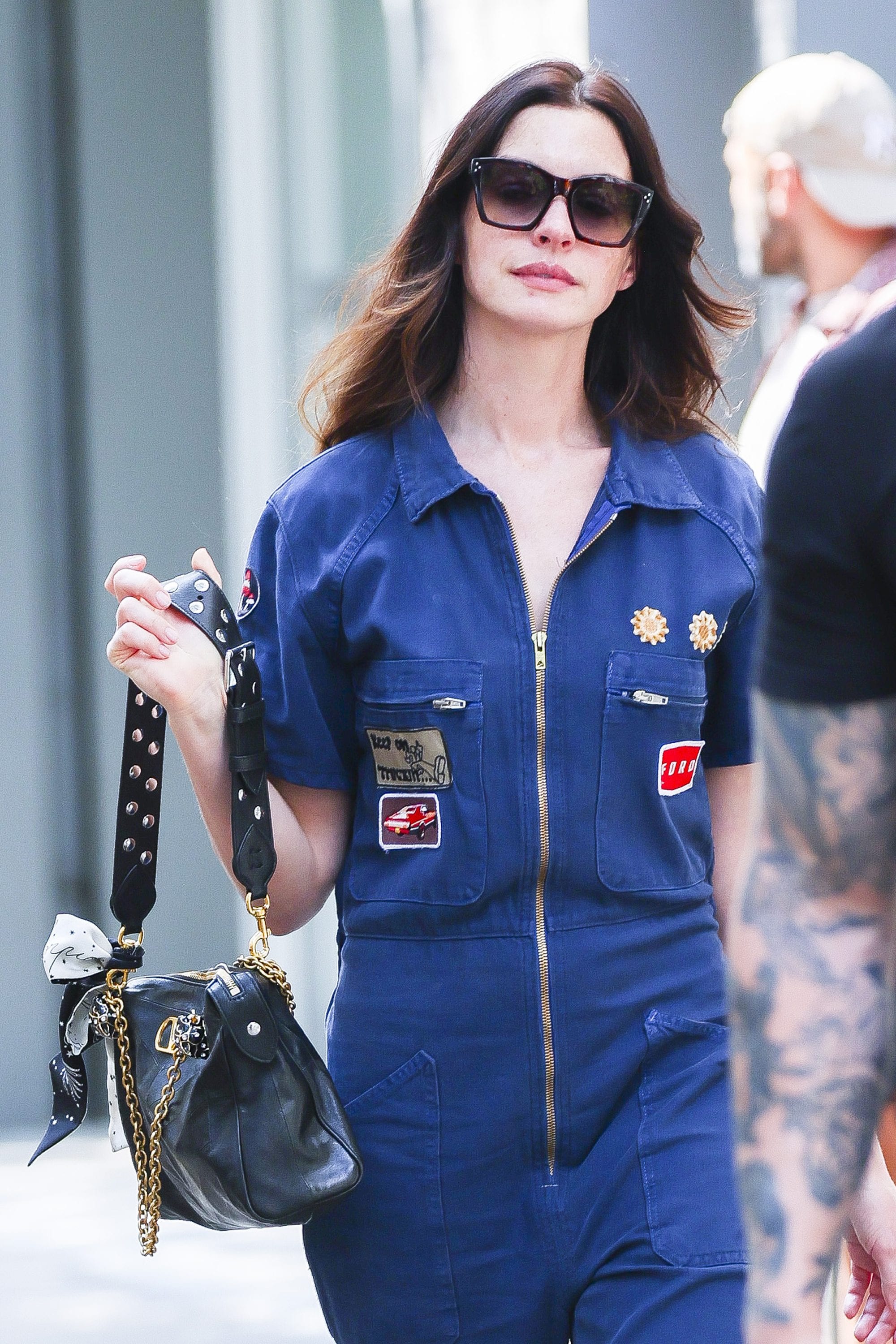 Anne Hathaway sul set de "Il Diavolo Veste Prada 2" con borsa Valentino Garavani