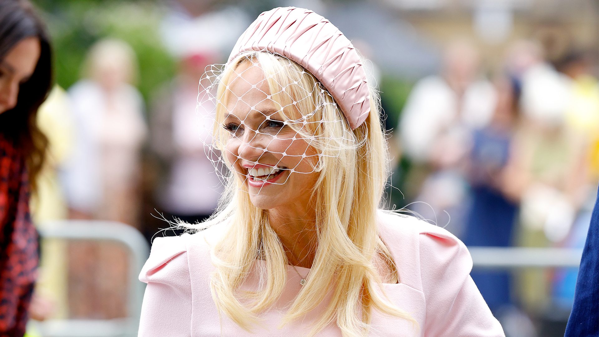 Spice Girl in rosa, cosa ha indossato Emma Bunton al matrimonio di Melanie B