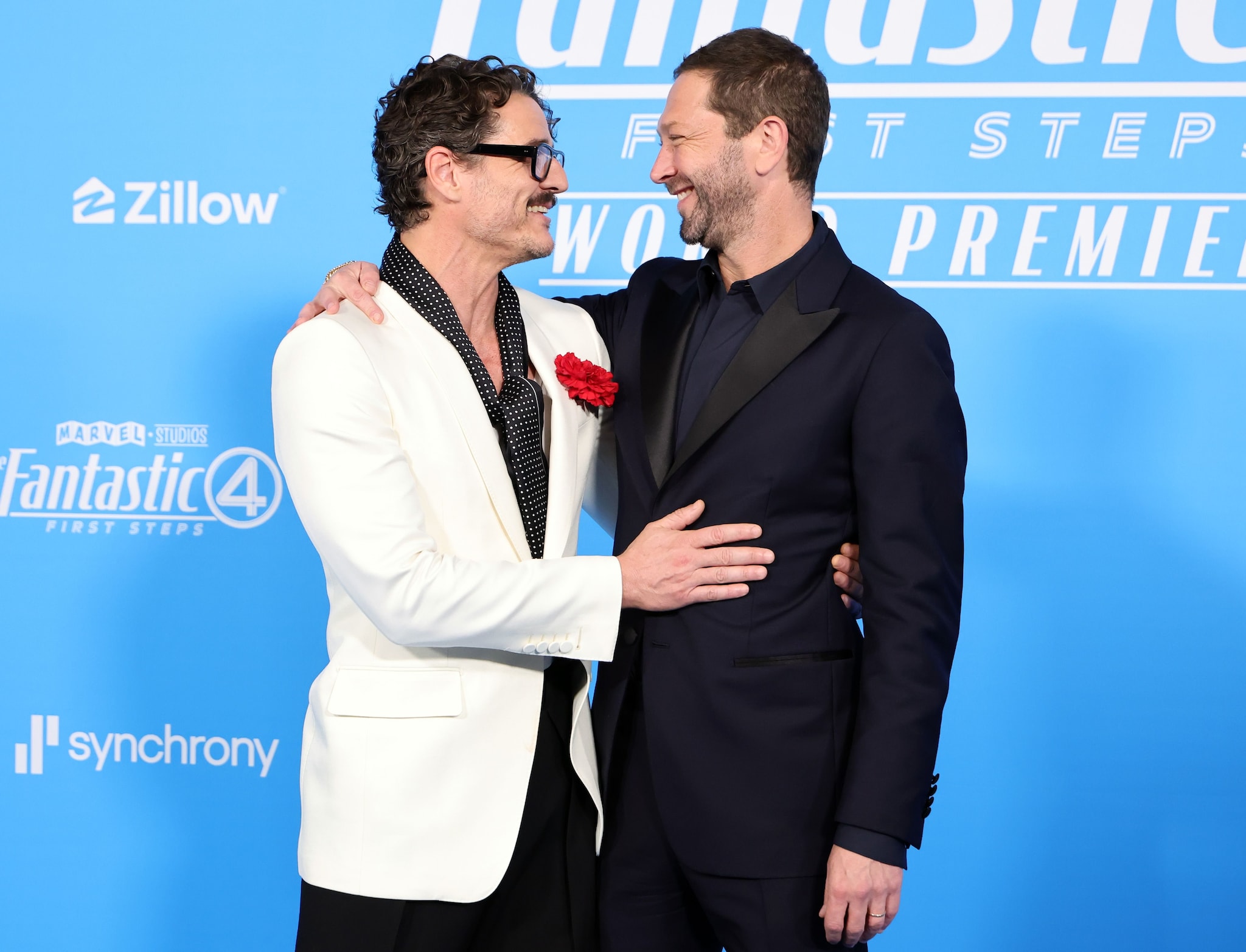 Ebon Moss–Bachrach e Pedro Pascal