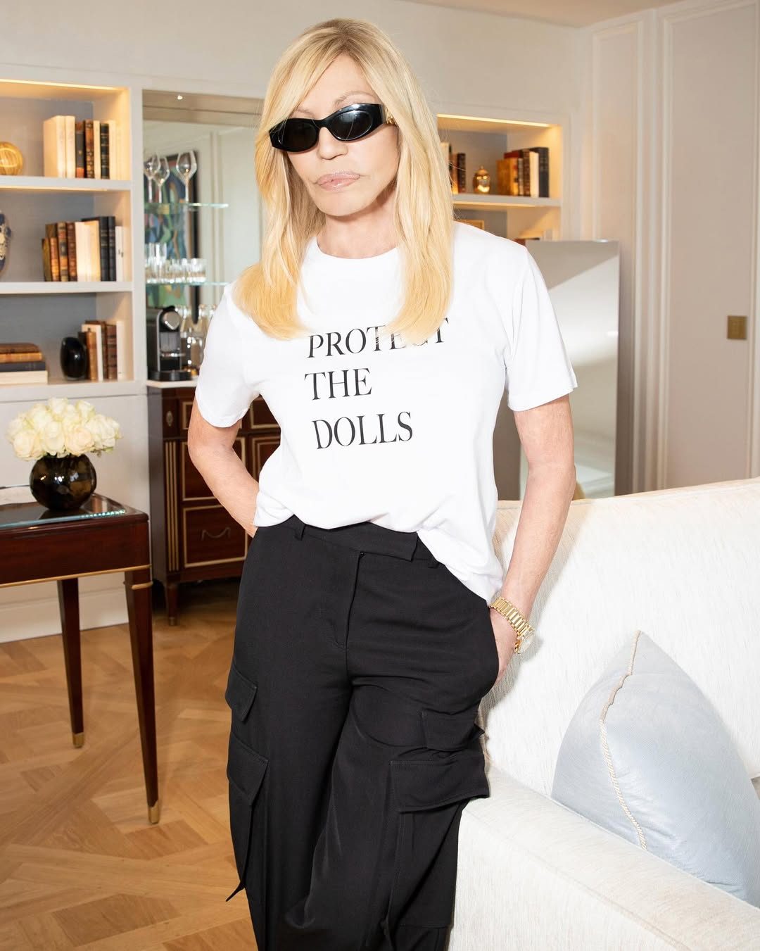 Donatella Versace con la maglietta "Protect the Dolls"