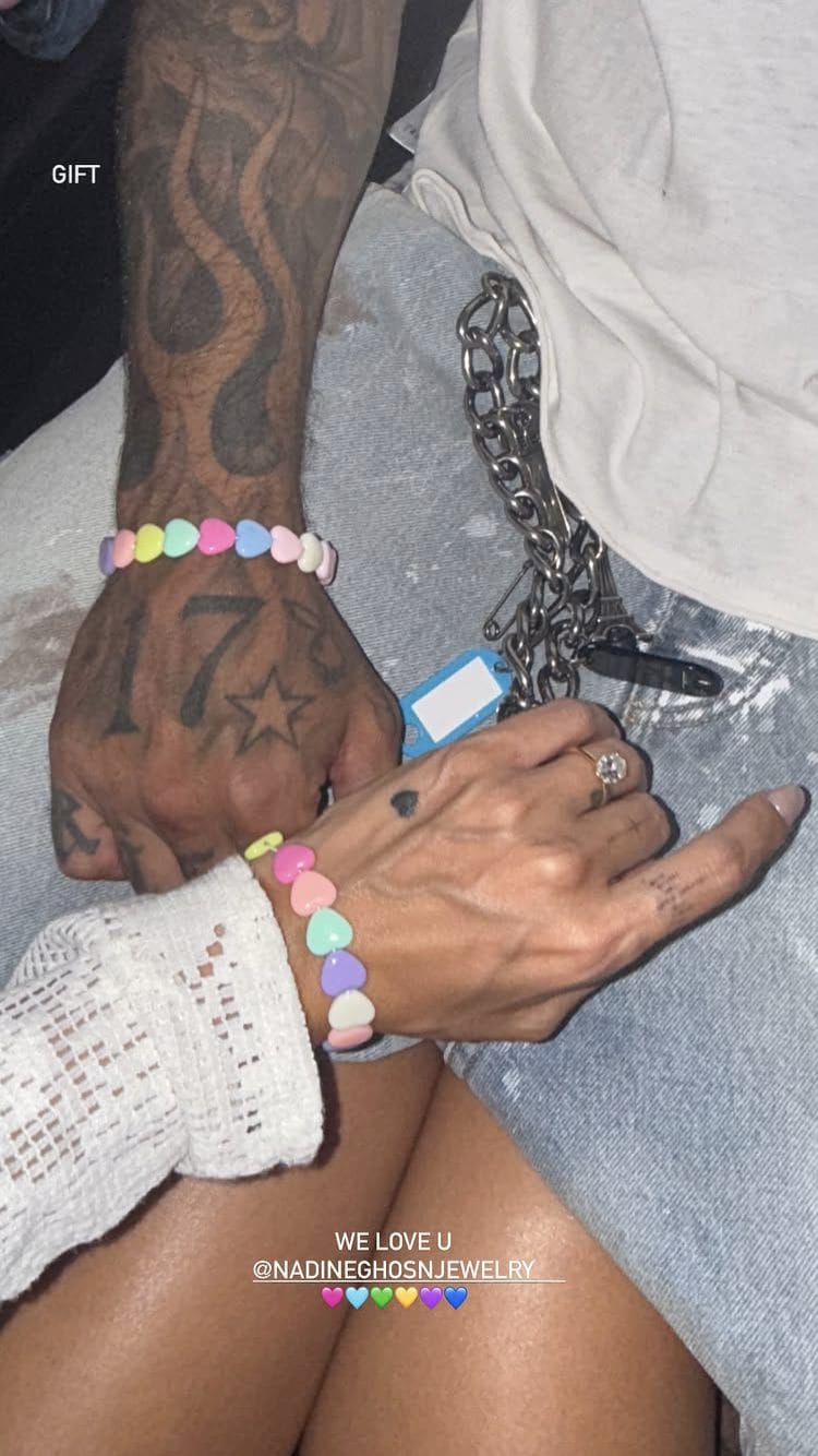 Giulia e Tony Effe coi bracciali di Nadine Ghosn