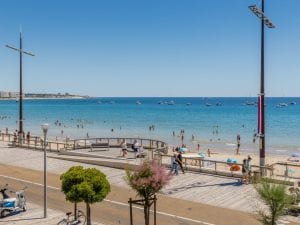 Qual è la città francese che vieta ai turisti di camminare in costume da bagno