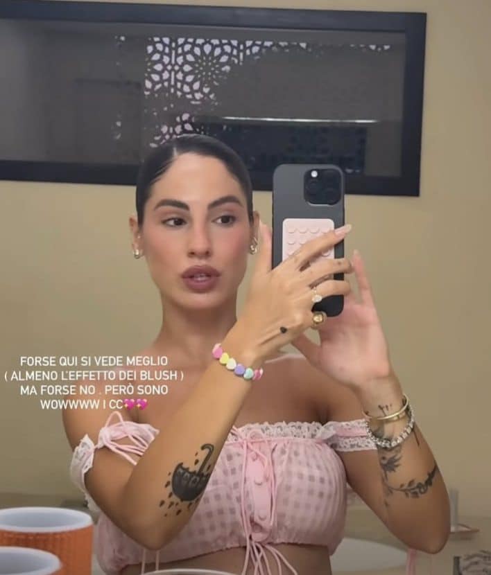 Giulia De Lellis con i bracciali a cuore