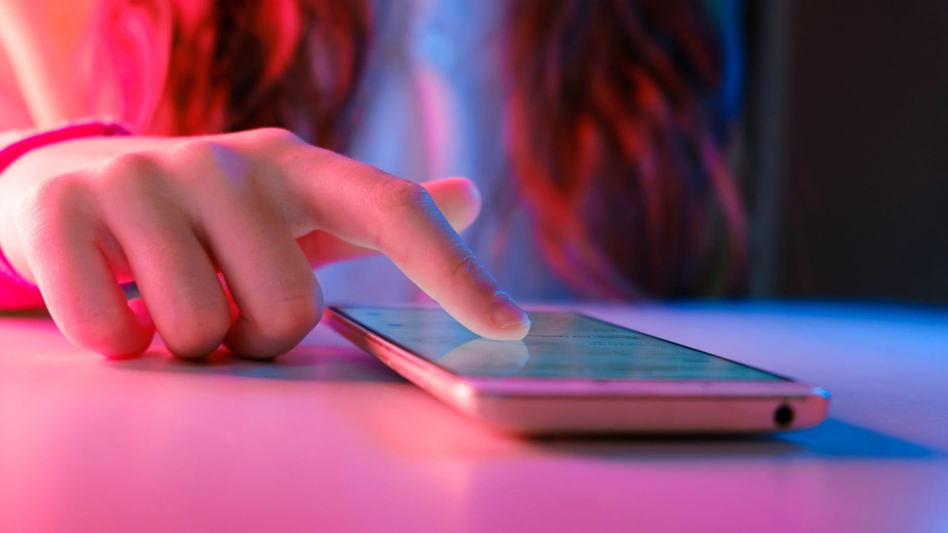Perché gli adolescenti non dovrebbero usare le app di incontri: il parere degli esperti