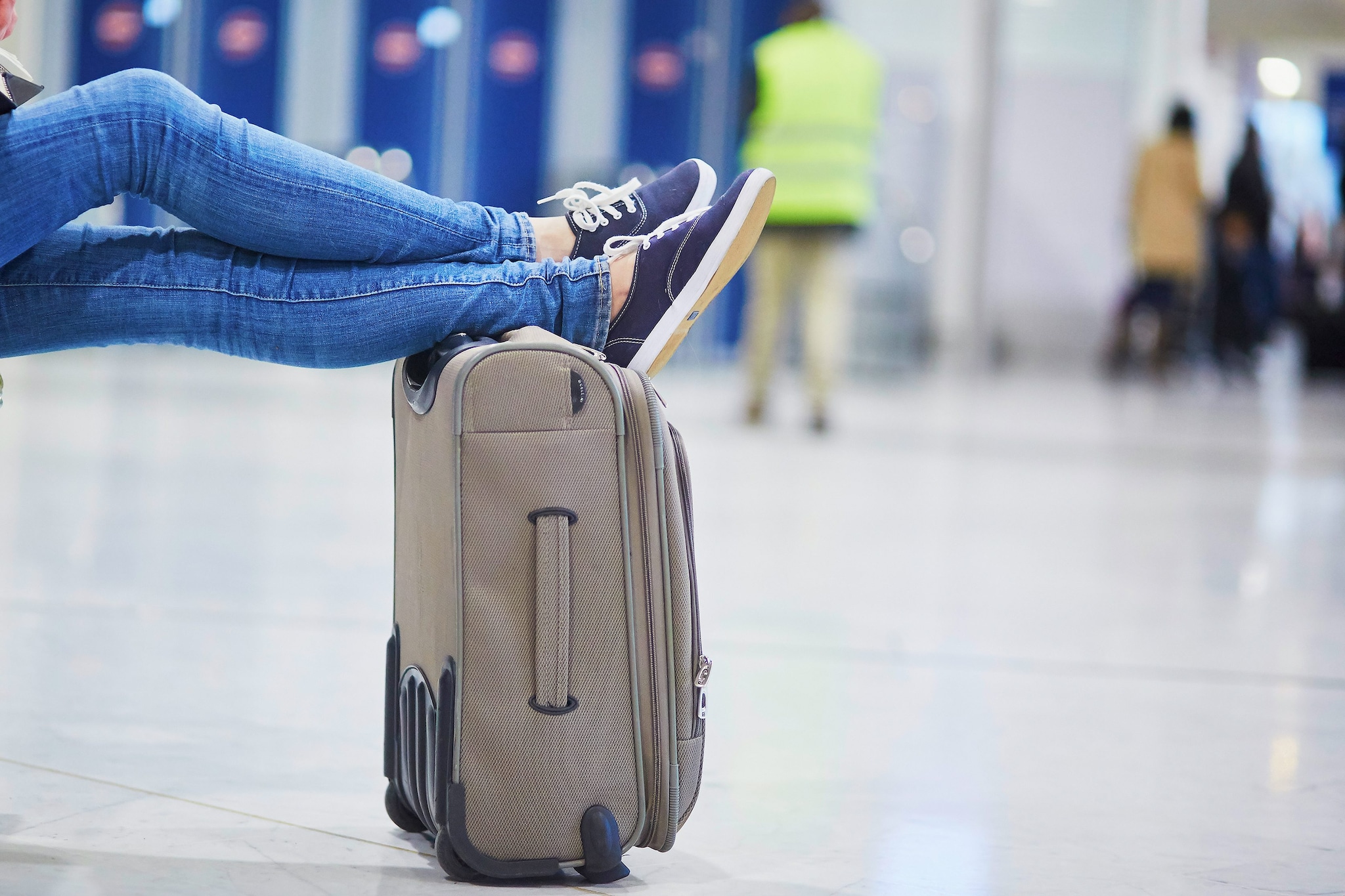 Caos bagaglio a mano: chi viaggia si lamenta di regole confuse e costi extra poco chiari