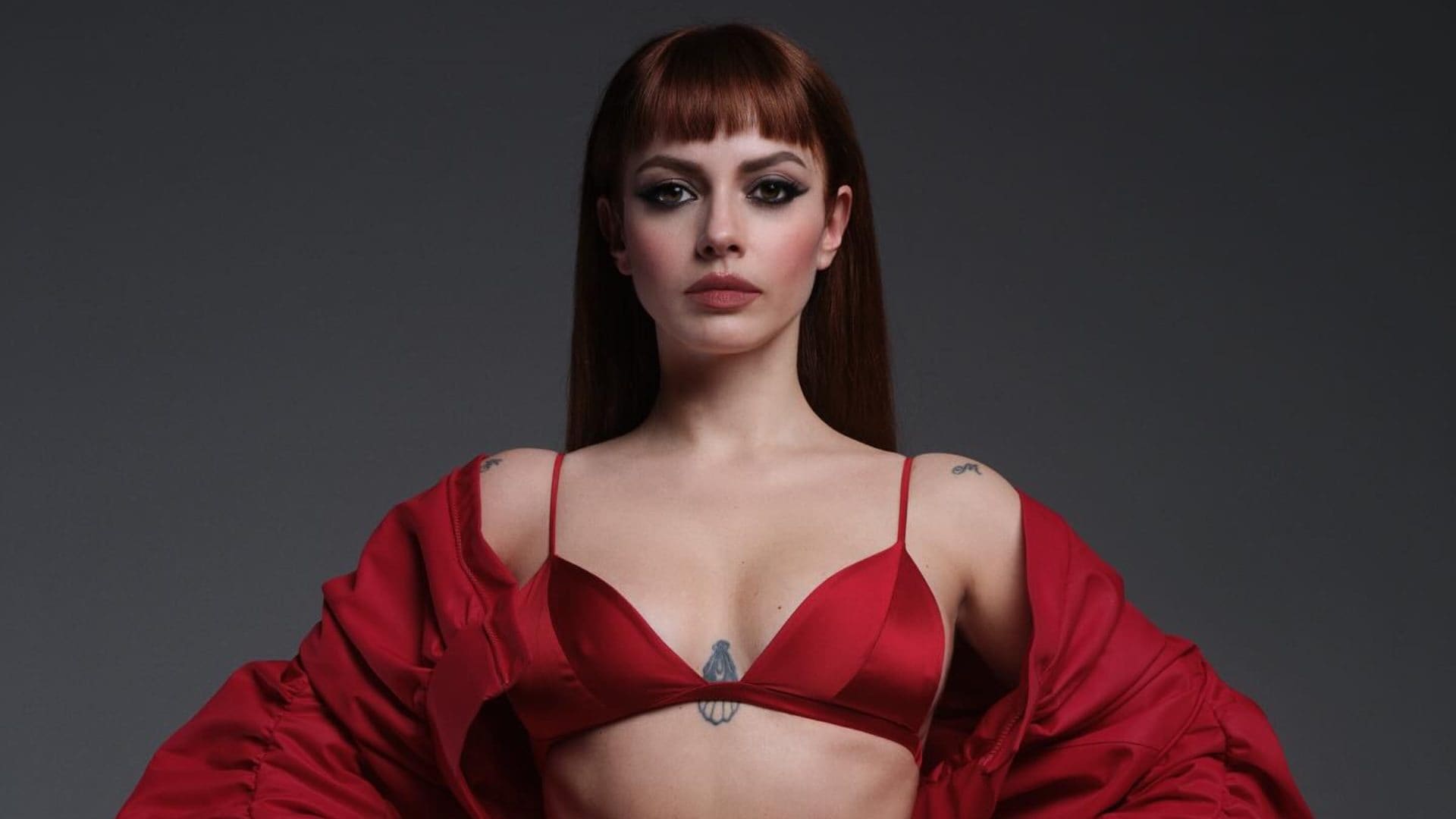 Annalisa "è fuoco": annuncia il nuovo album in rosso con leggings e reggiseno coordinati