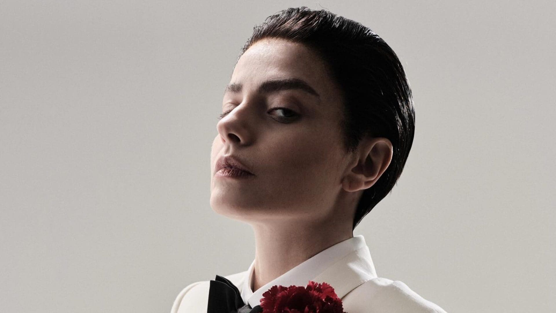 La trasformazione in "Maschio" di Annalisa: giacca bianca e capelli gelatinati come James Bond