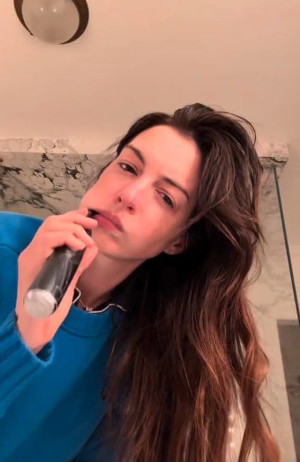 Uno screen del video pubblicato su TikTok da Anne Hathaway con il maglione ceruleo