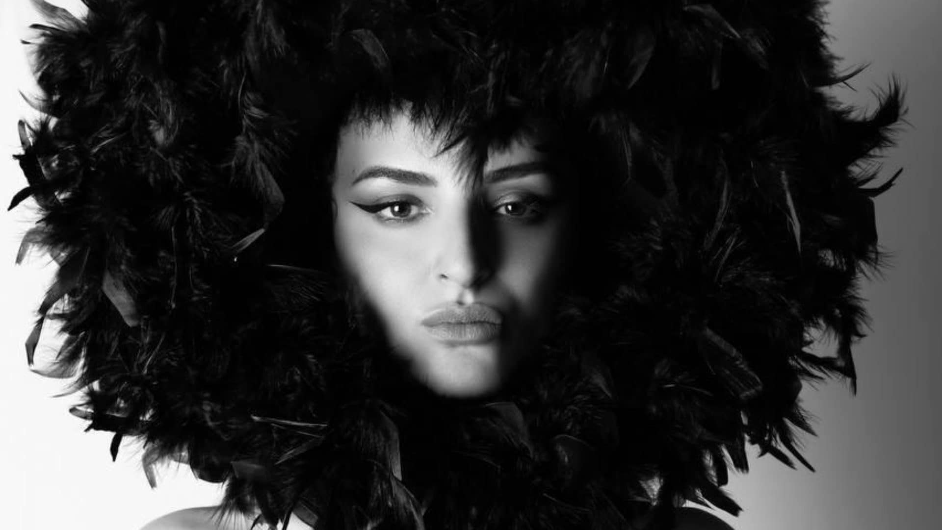 Arisa posa nuda e diventa un'opera d'arte: piume e latex per il ritratto senza veli