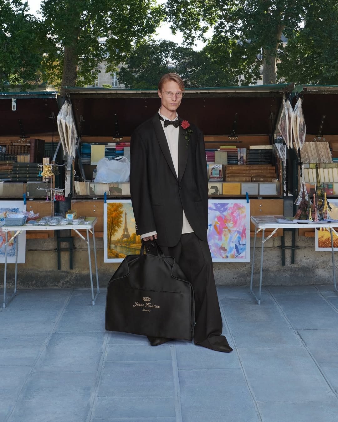 La borsa porta abiti della collezione Haute Couture FW 25–26 di Balenciaga