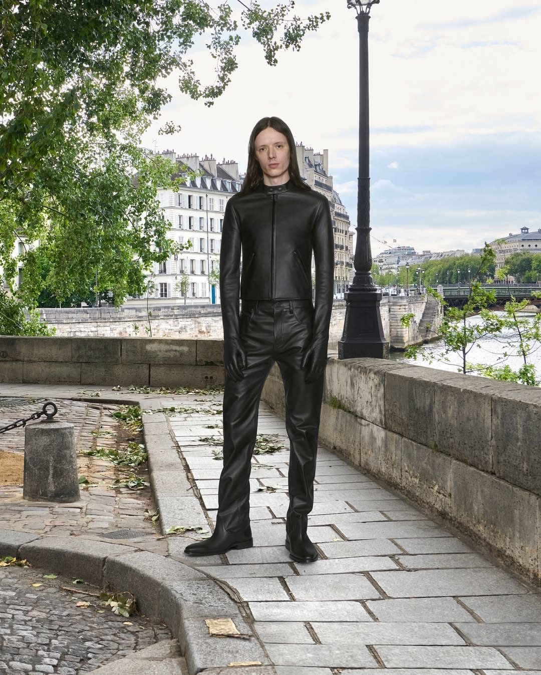 Il look biker della collezione Balenciaga Autunno/Inverno 2025–2026