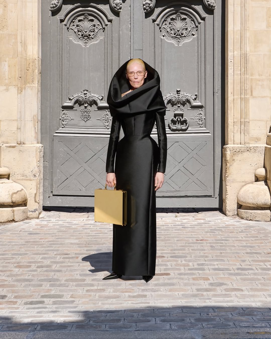 La 24H dorata della collezione Haute Couture FW 25–26 di Balenciaga