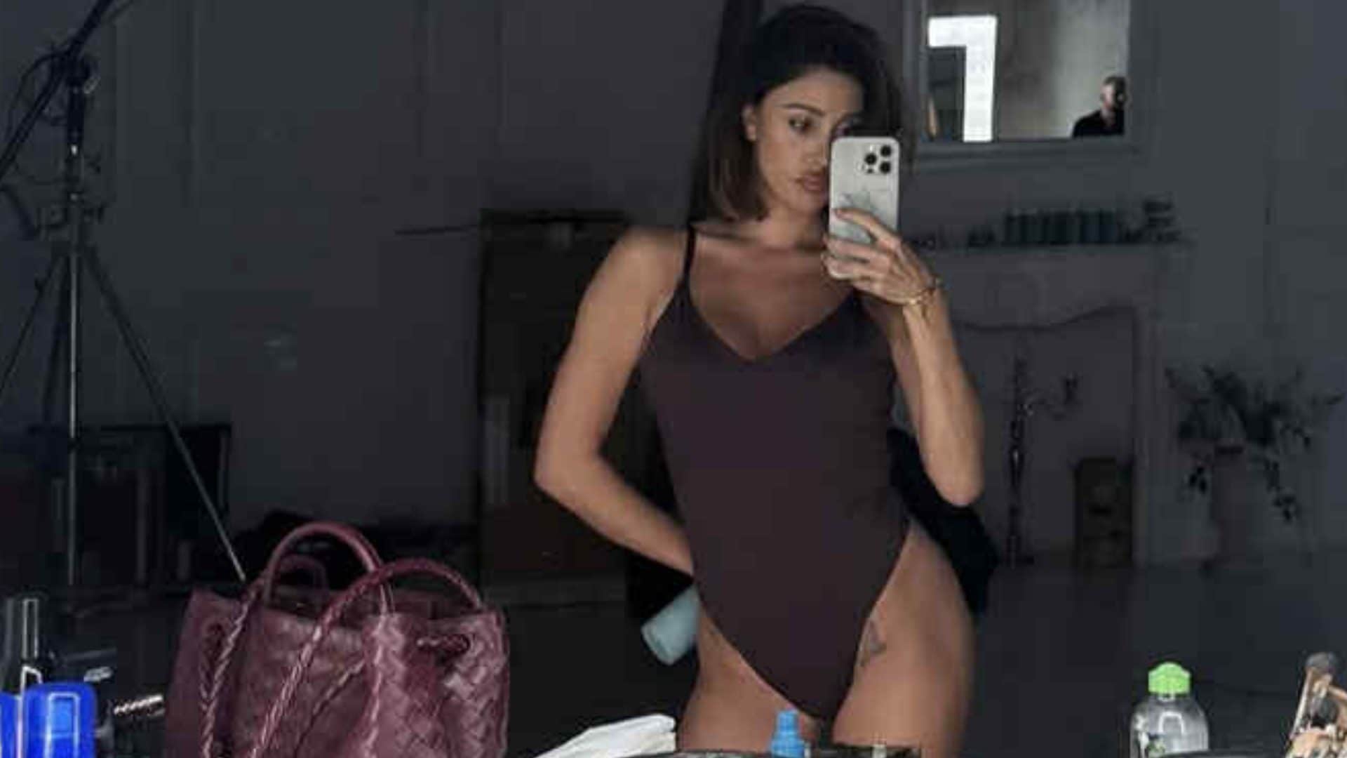 Belén Rodriguez torna sul set tra costumi sgambati e abiti in latex