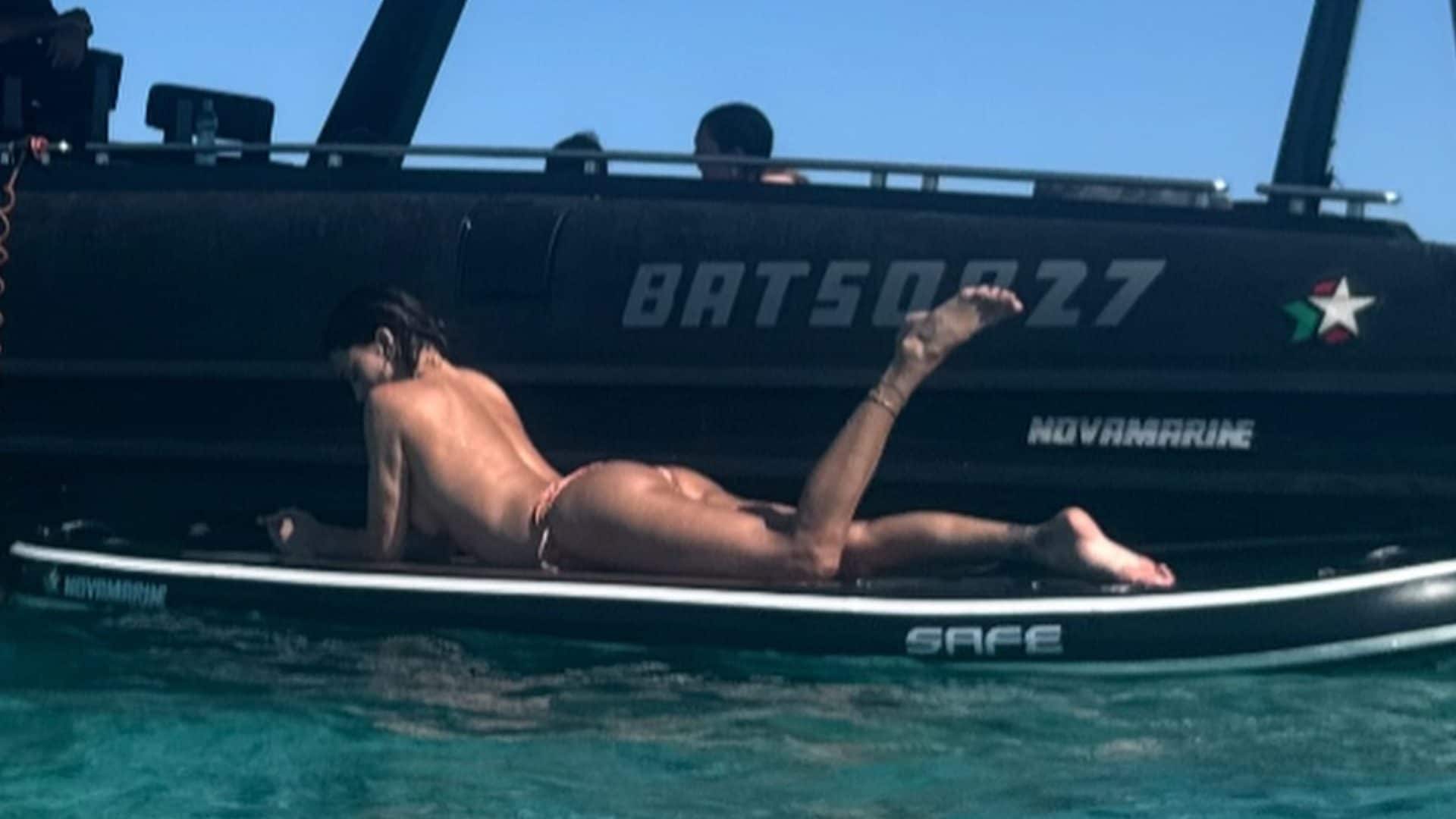 Belén Rodriguez in topless sul sup: abbronzatura integrale durante la vacanza in Sardegna