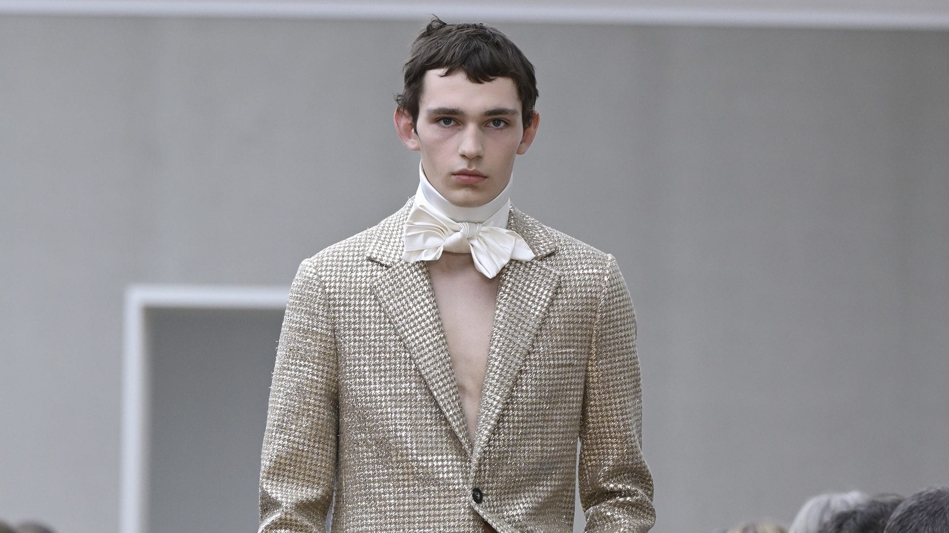 Perché il cappotto "della discordia" di Dior da 200 mila euro è al centro della polemica