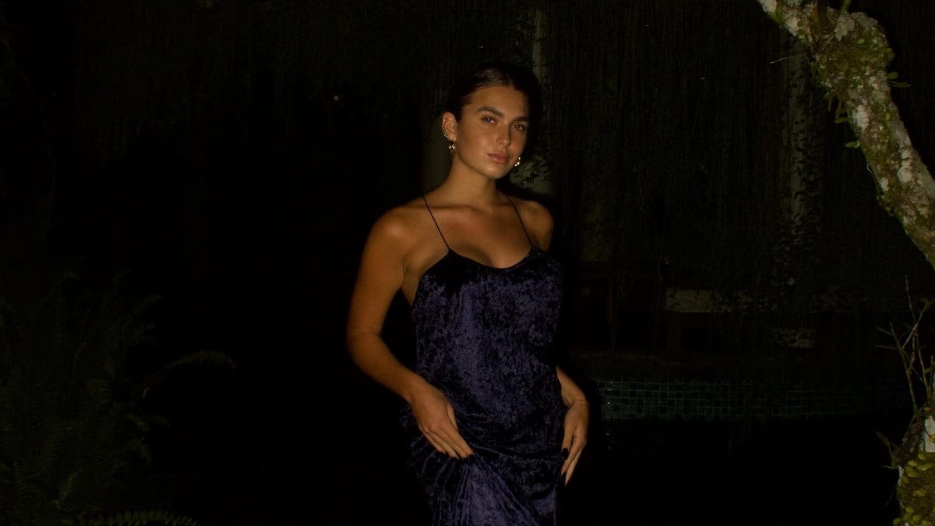 Chanel Totti “ruba” il look a Ilary Blasi: a Bali indossa l’abito con la schiena nuda della mamma