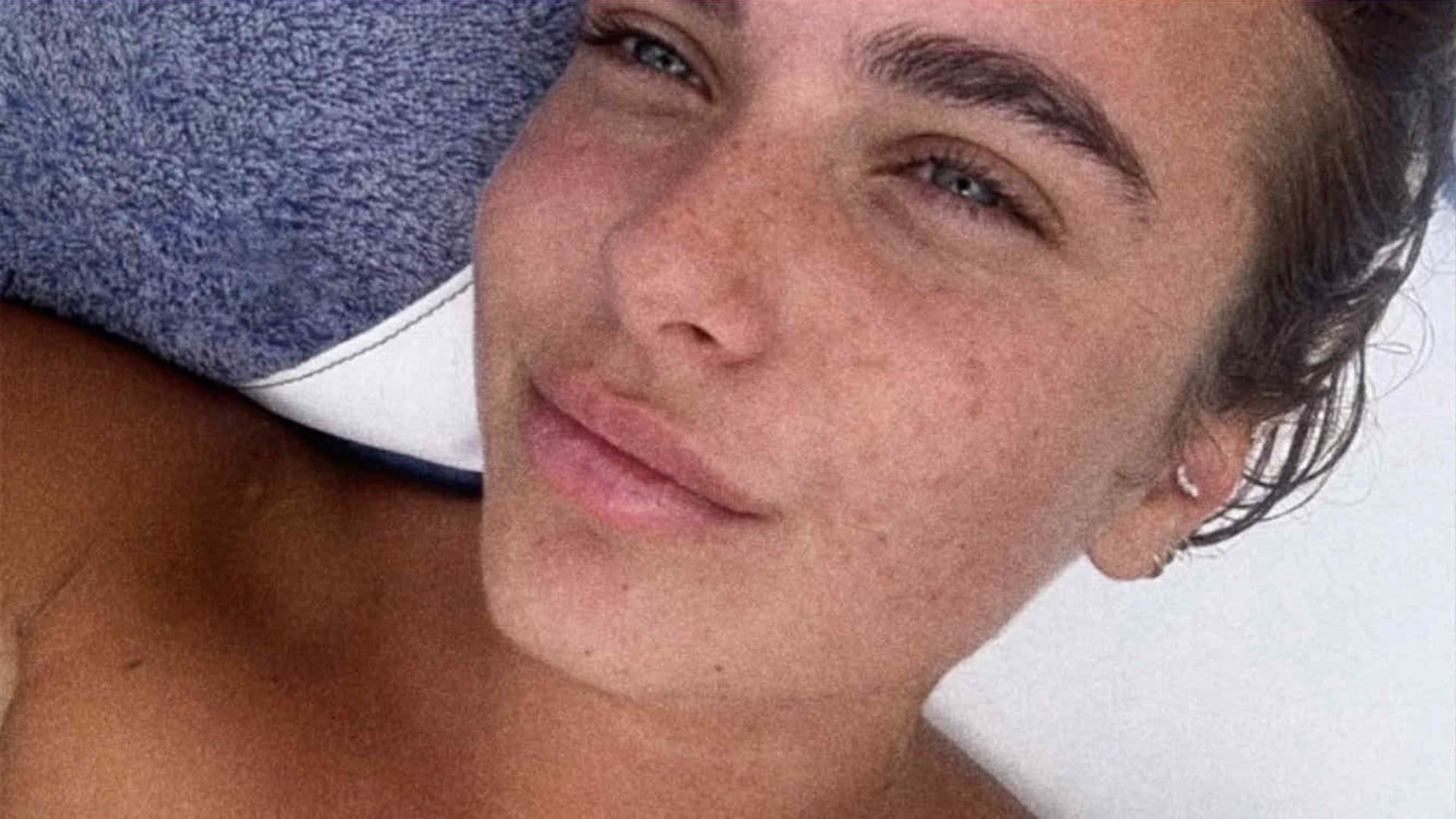 Chanel Totti senza trucco in vacanza: mostra le lentiggini nel selfie "al naturale"