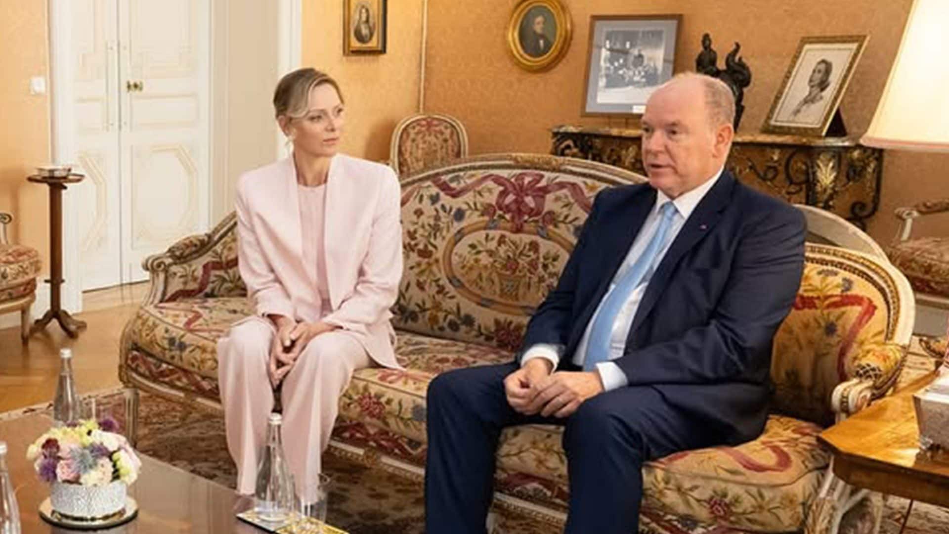 È l'estate dei colori pastello: la principessa Charlene di Monaco sceglie il rosa delicato