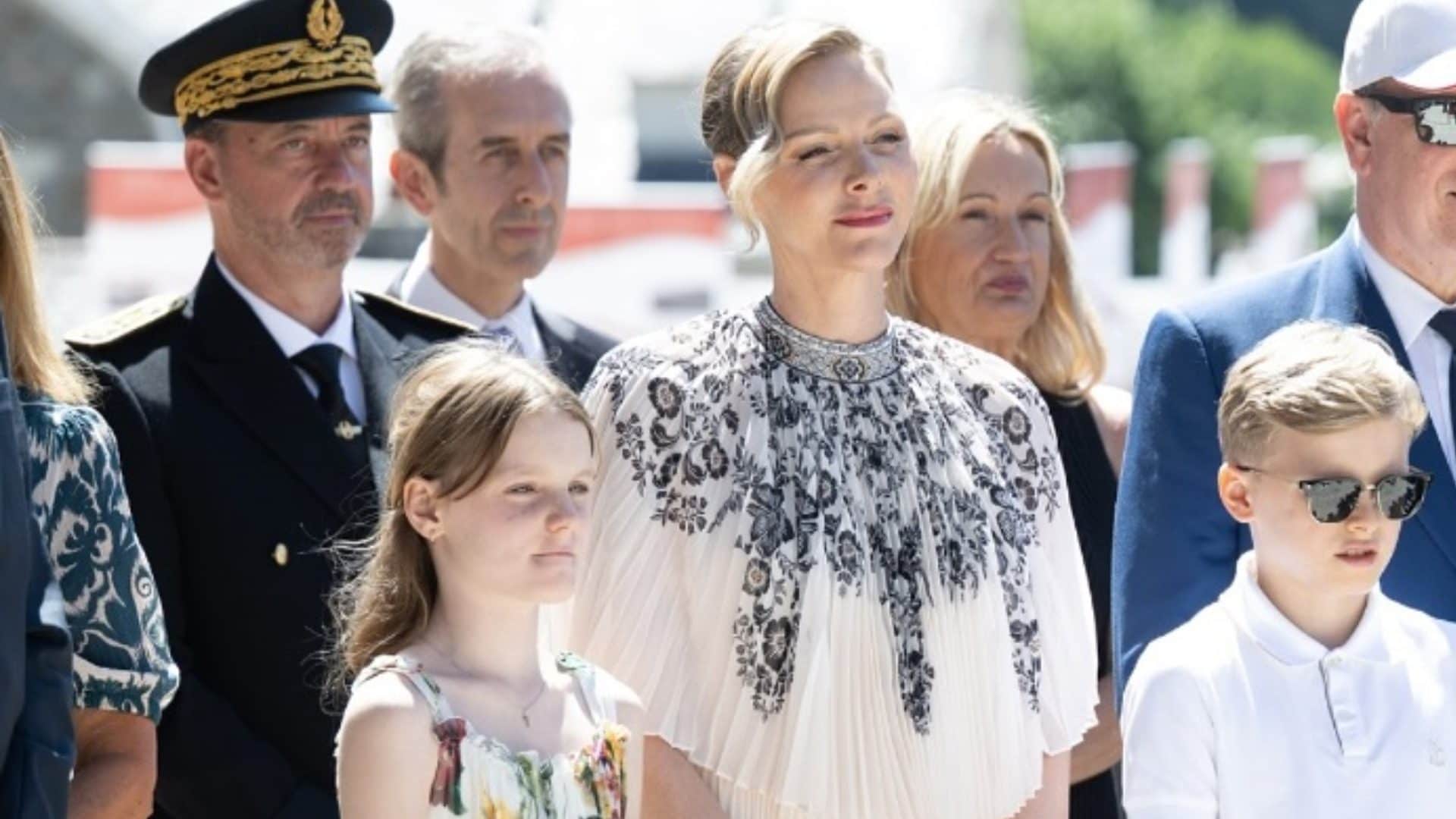 L'estate floreale di Charlene e Gabriella di Monaco: mamma e figlia vestono coordinate