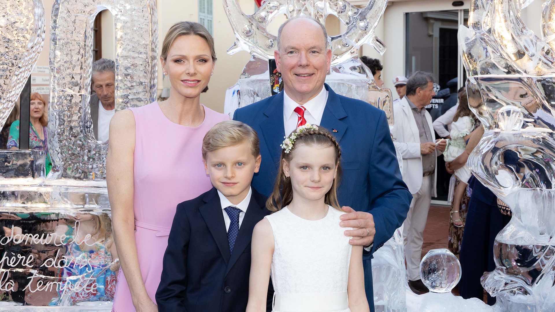 Charlene di Monaco icona di eleganza col pizzo: cosa ha indossato alla festa per i 20 anni del regno