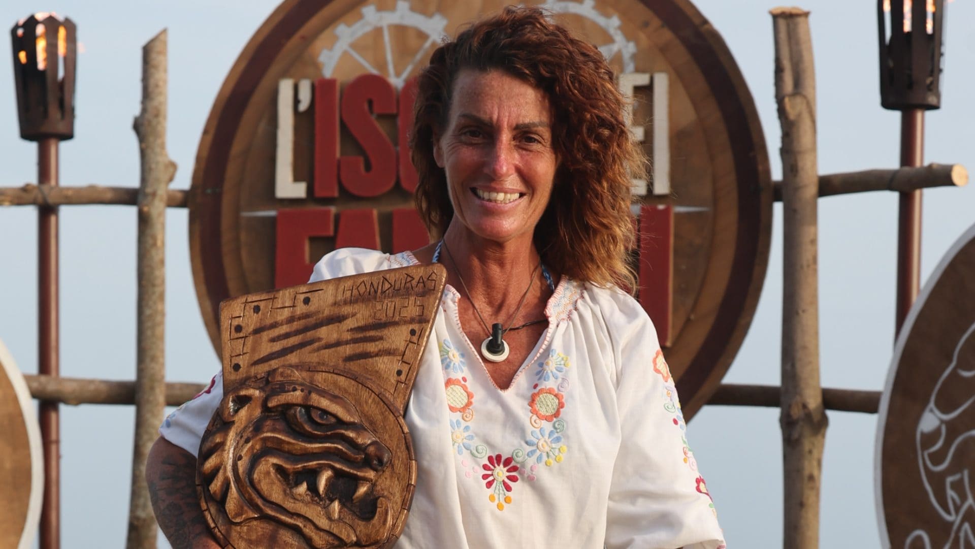 Cristina Plevani vince L'Isola dei Famosi con la stessa camicia che aveva 25 anni fa al Grande Fratello
