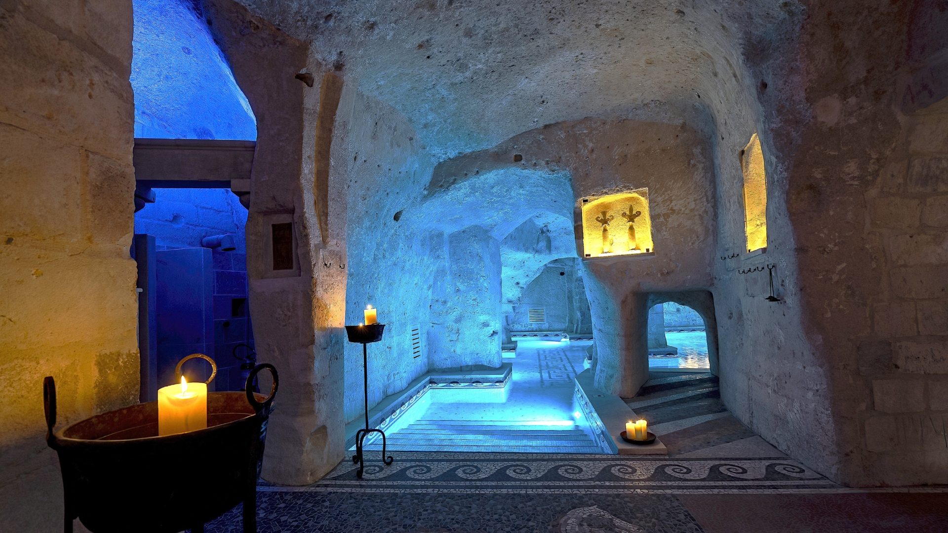 Dormire in una grotta: dove si trova e quanto costa l'hotel scavato nella pietra