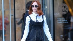 Il Diavolo veste Prada 2, Emily è una business woman col tailleur gessato "rivisitato"