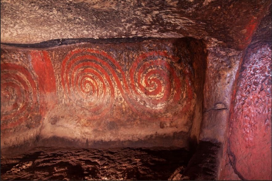 Bonorva – Necropoli di Sa Pala – Affresco a spirale nella cella 3 della Tomba VII: © Sergio Melis (unesco.it)