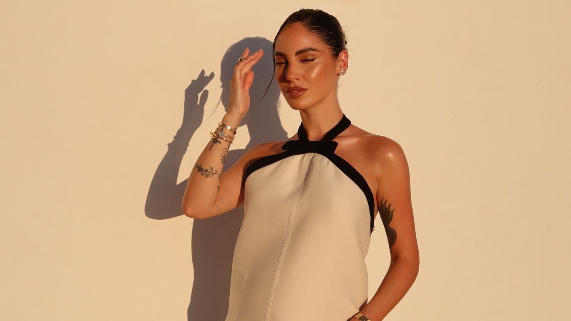 Giulia De Lellis in gravidanza veste griffata: all’evento in Grecia indossa l’abito da quasi 3mila euro