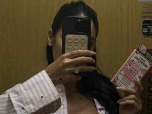 Giulia De Lellis indossa il pigiama per la cena con amici: niente griffe, il look è low-cost