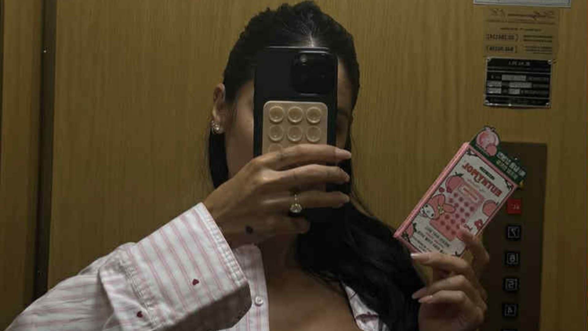 Giulia De Lellis indossa il pigiama per la cena con amici: niente griffe, il look è low-cost