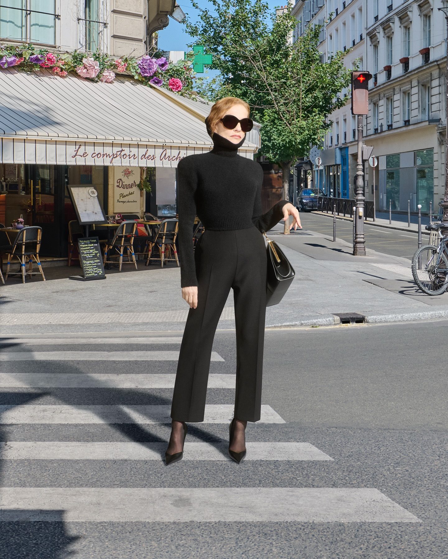 Isabelle Huppert sfila per la Couture di Balenciaga