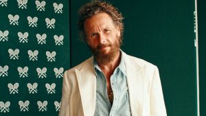 Jovanotti è re di stile a Wimbledon con il completo bianco e le espadrillas