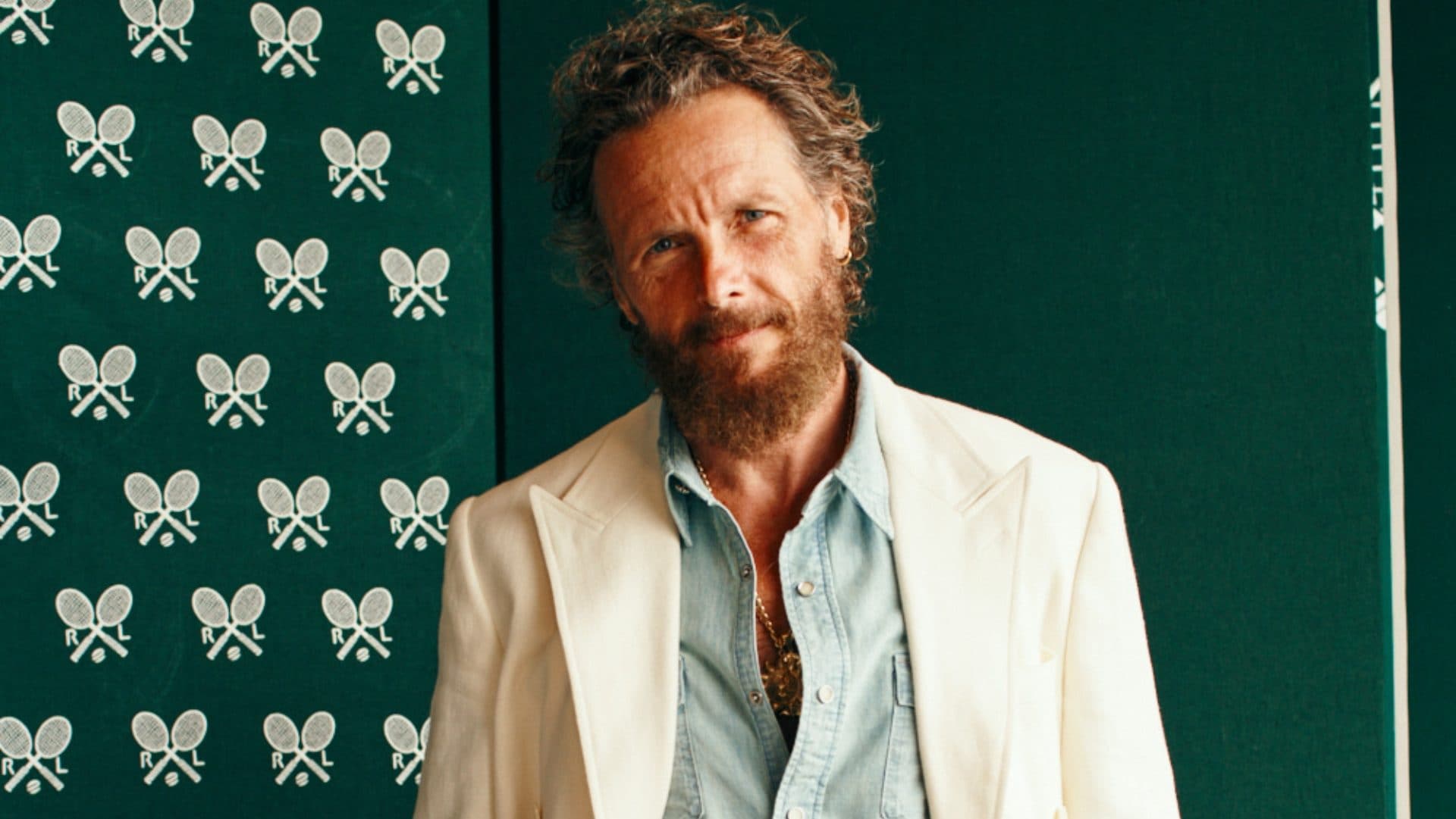 Jovanotti è re di stile a Wimbledon: abbina il completo bianco alle espadrillas