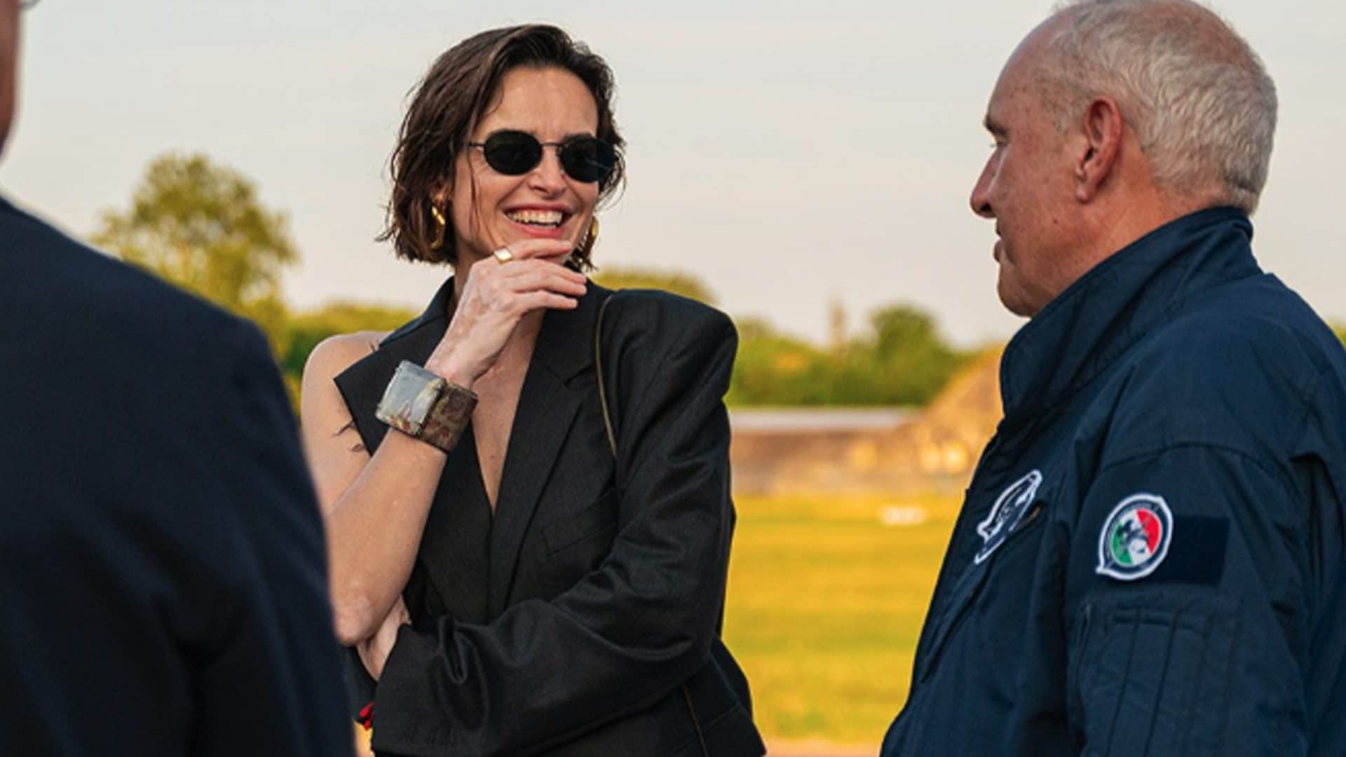 Kasia Smutniak rende unico anche il look più semplice: il tailleur ha la giacca monospalla